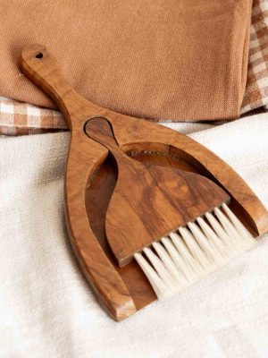 pelle et balayette vintage en olivier