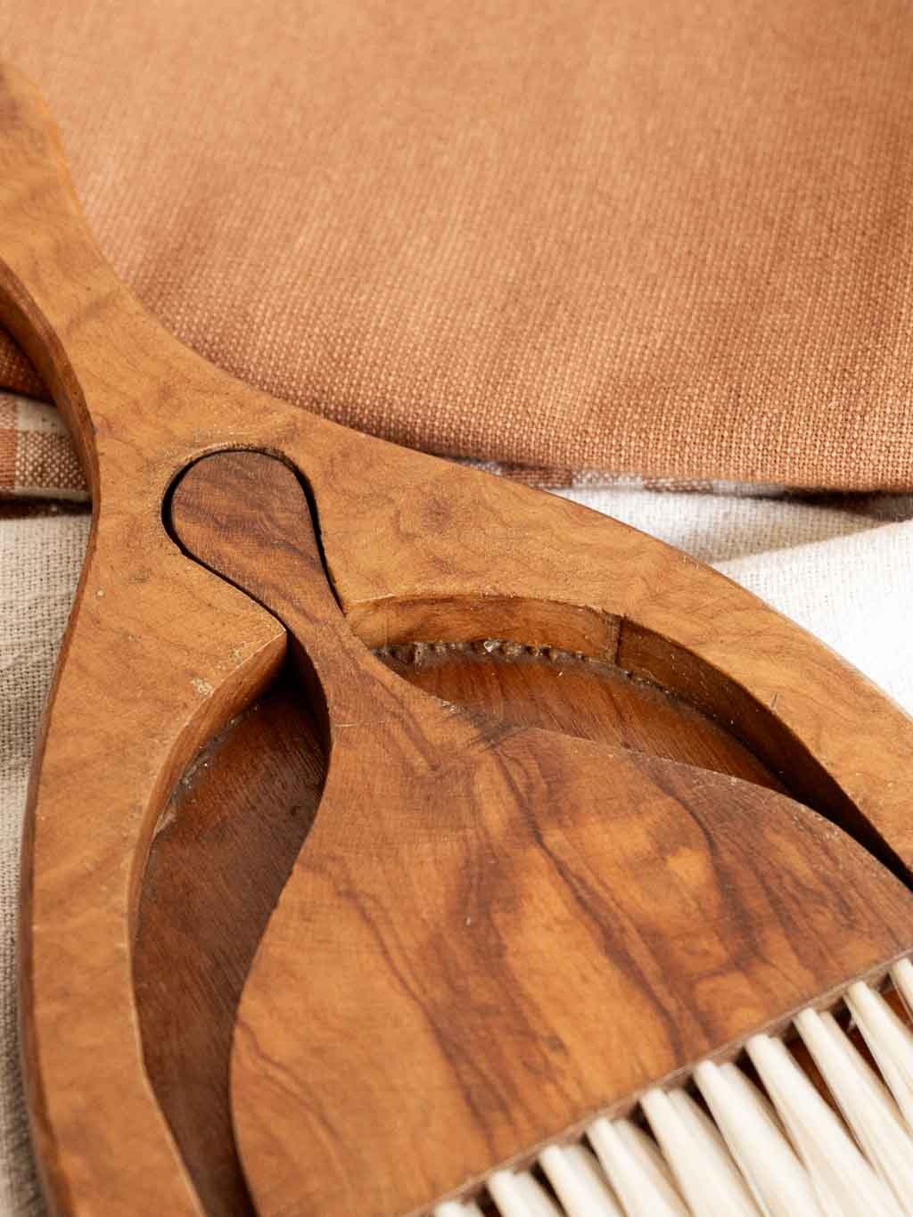 pelle et balayette vintage en olivier