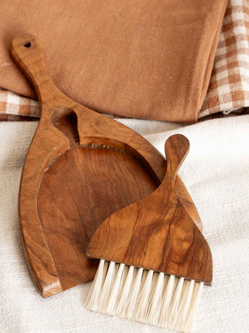 pelle et balayette vintage en olivier