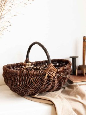 Panier ancien en osier avec brun avec écorce