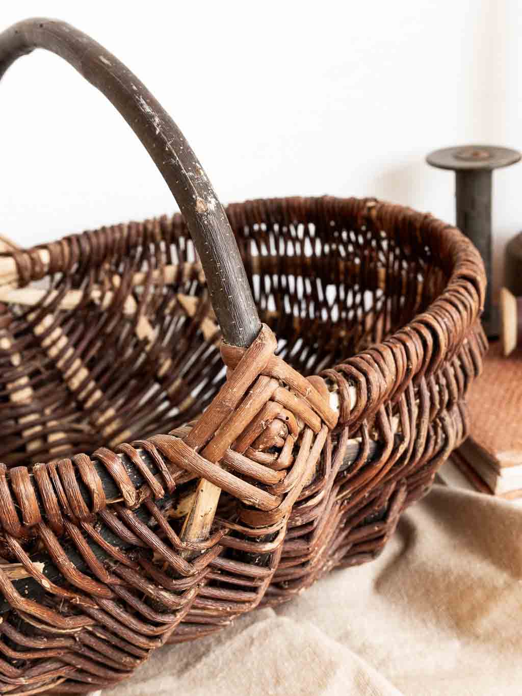 Panier ancien en osier avec brun avec écorce
