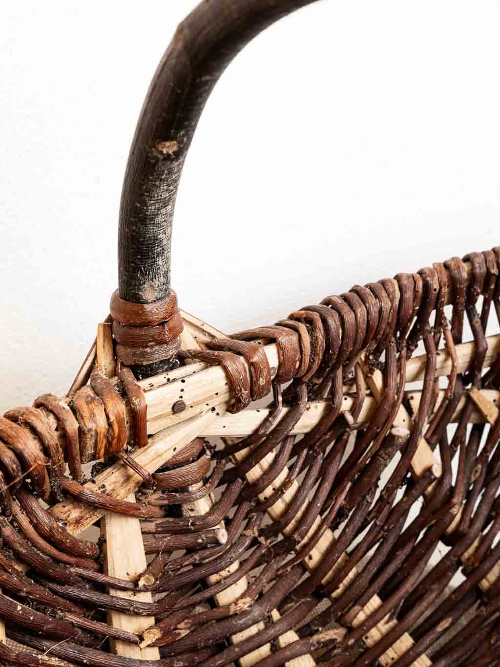 Panier ancien en osier avec brun avec écorce
