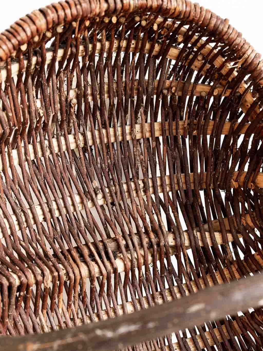 Panier ancien en osier avec brun avec écorce