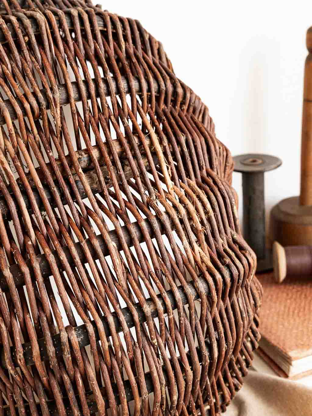 Panier ancien en osier avec brun avec écorce