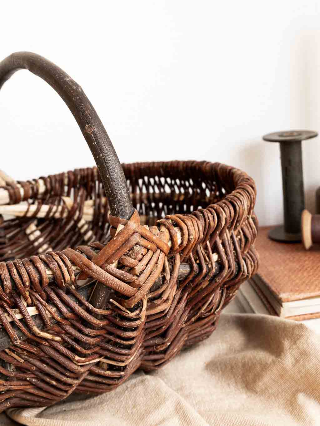 Panier ancien en osier avec brun avec écorce
