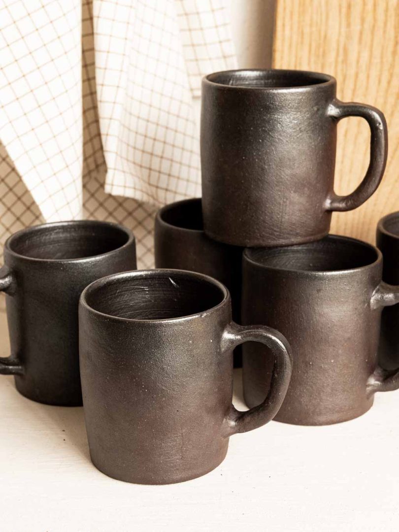 ensemble de 6 tasses en grès noir normand : Dubost