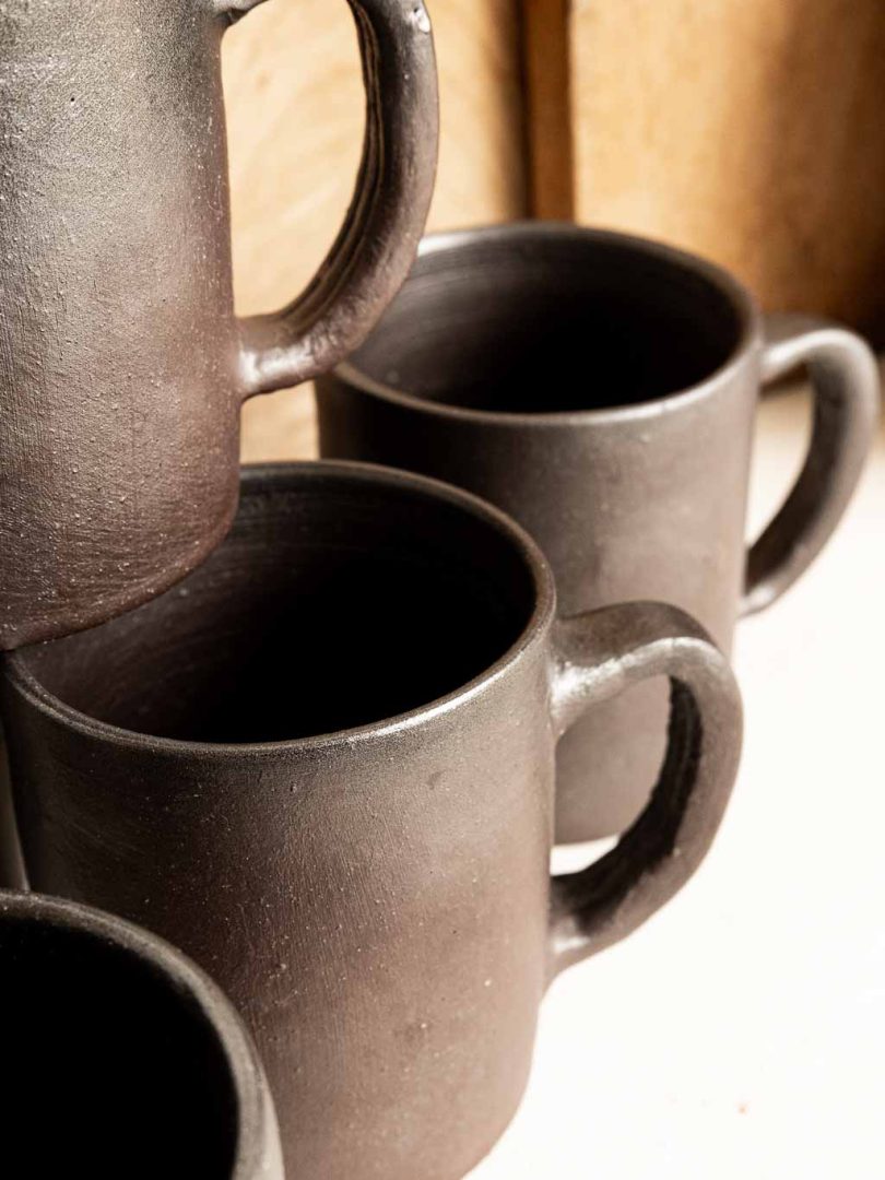 ensemble de 6 tasses en grès noir normand : Dubost