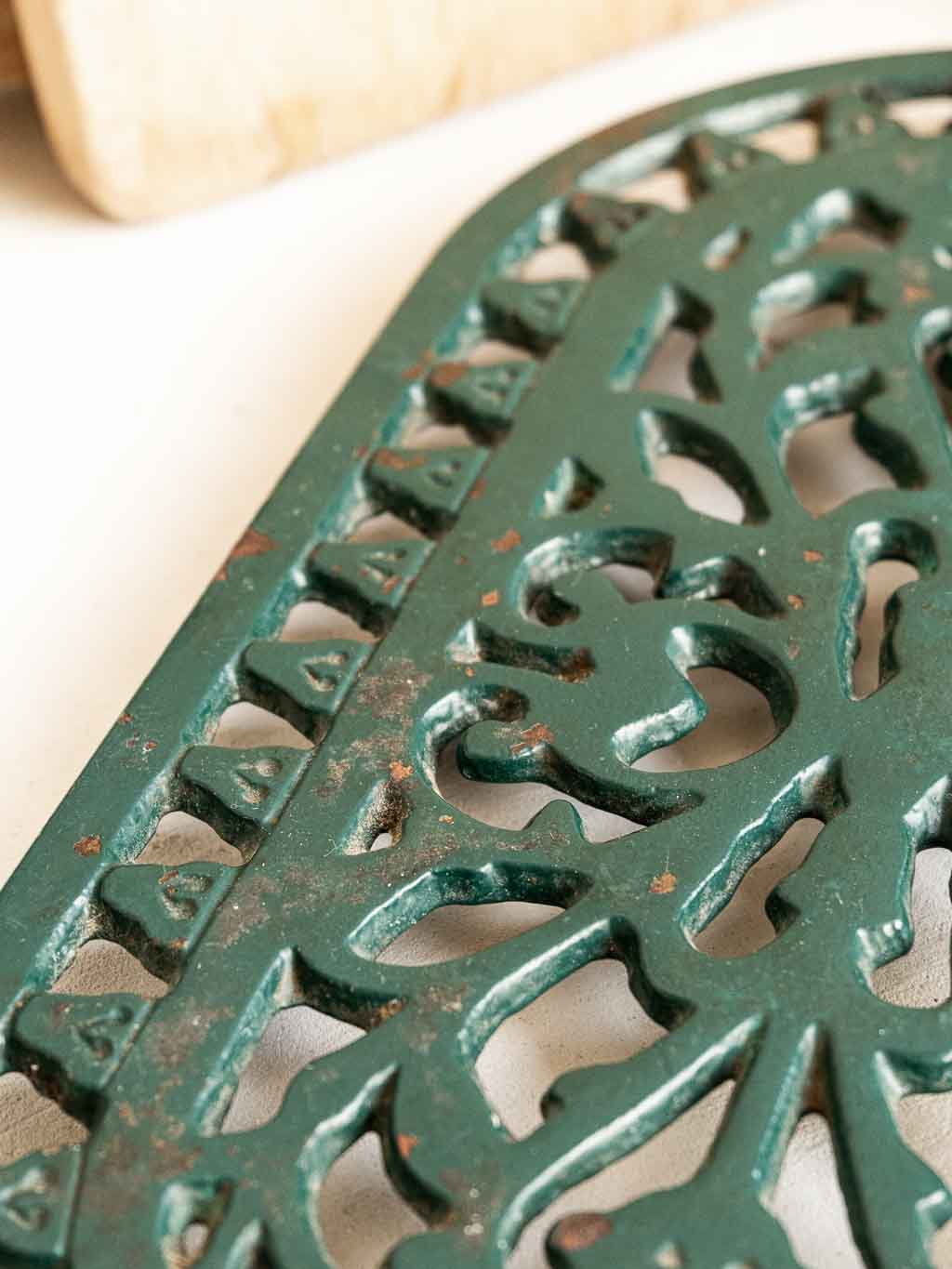 dessous de plat en fonte émaillée blanche