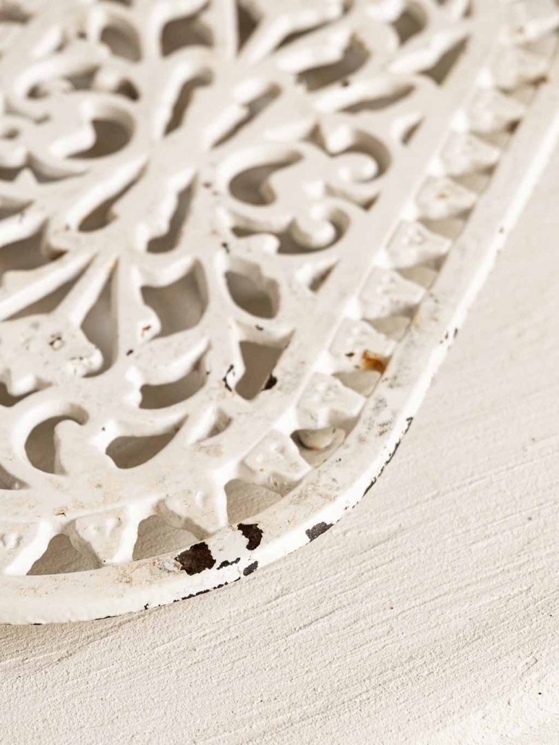 dessous de plat en fonte émaillée blanche