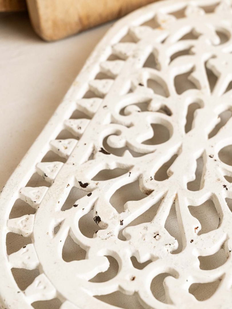 dessous de plat en fonte émaillée blanche