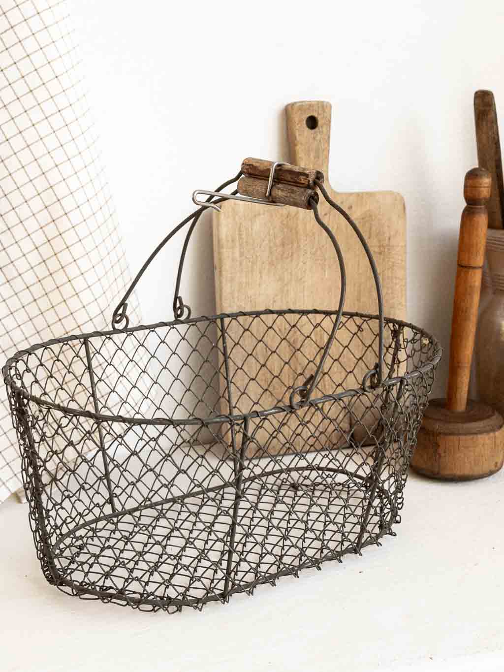 panier métal grillagé et poignées bois