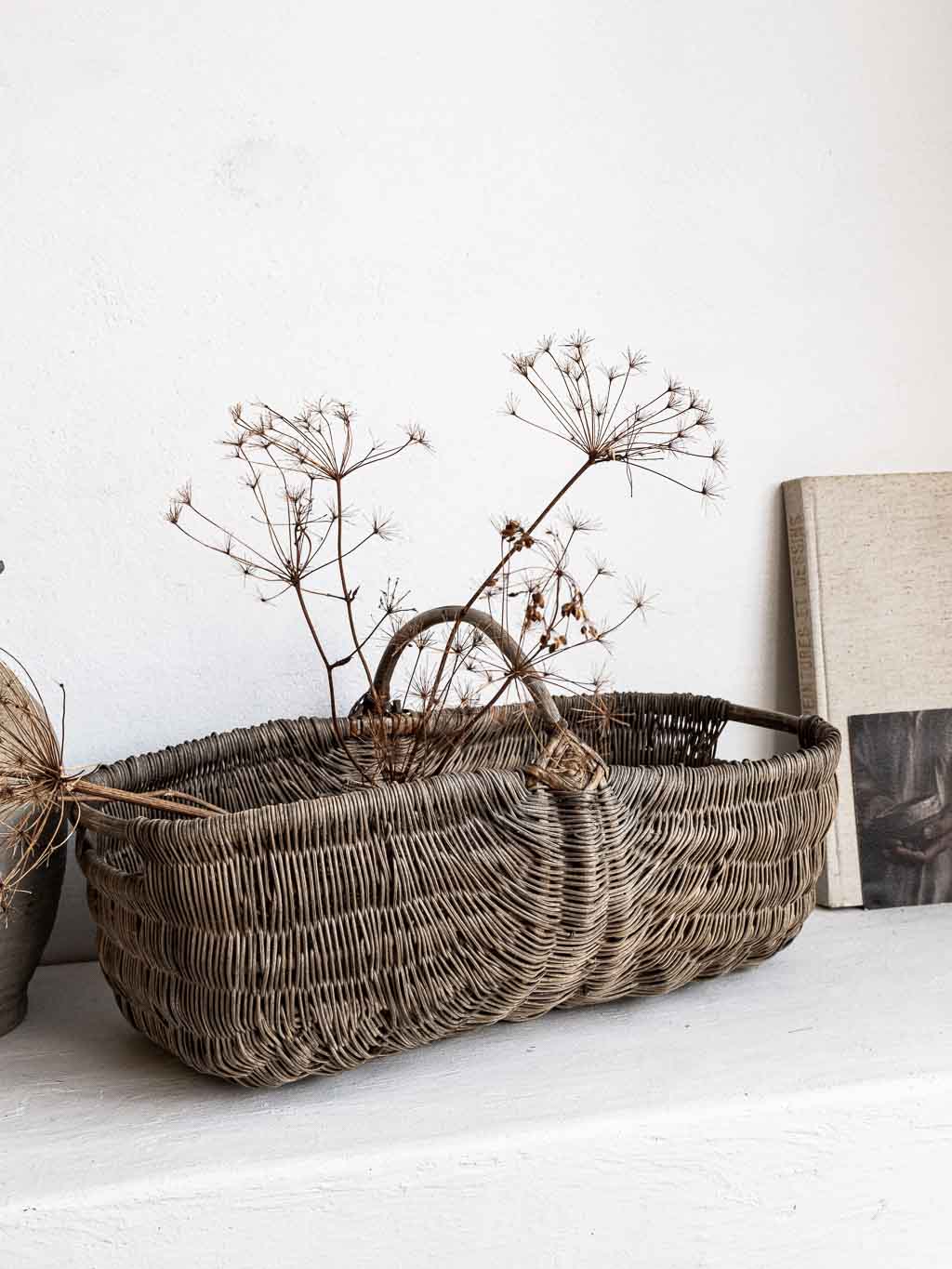 Grand panier ancien en rotin grisé