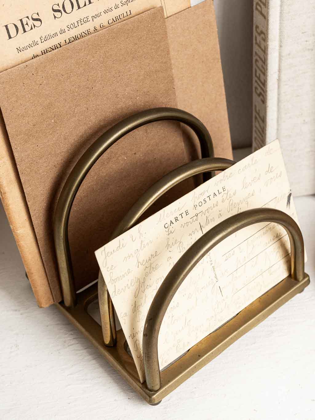 Tri courrier vintage en laiton