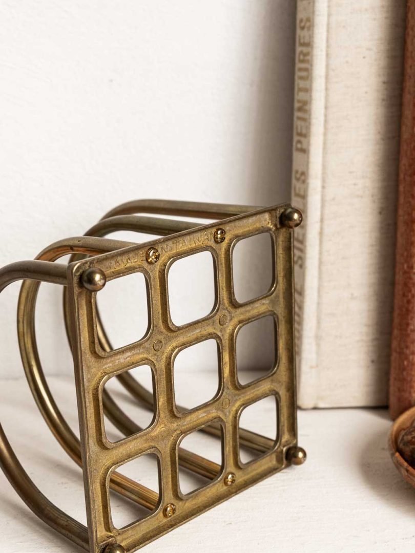Tri courrier vintage en laiton