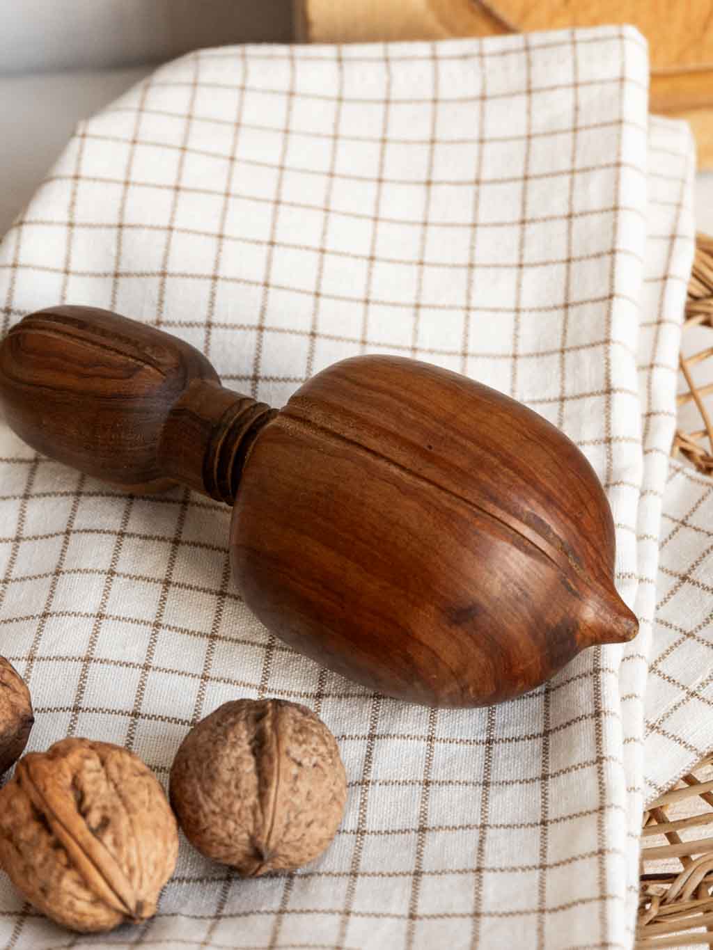 casse noix vintage à vis en bois d'olivier et en forme de noisette
