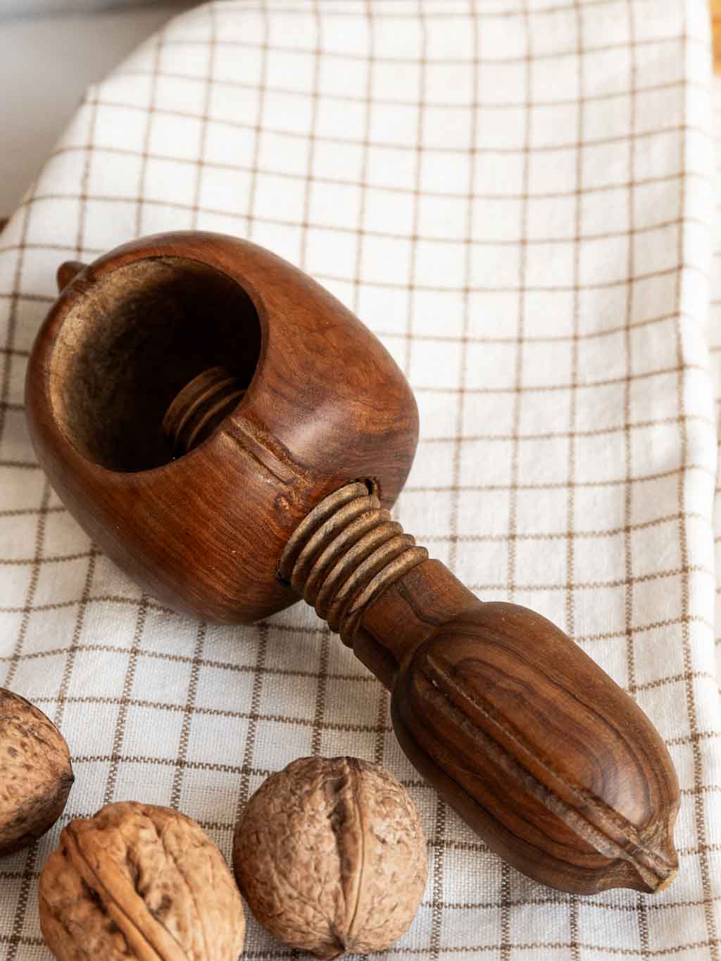 casse noix vintage à vis en bois d'olivier et en forme de noisette