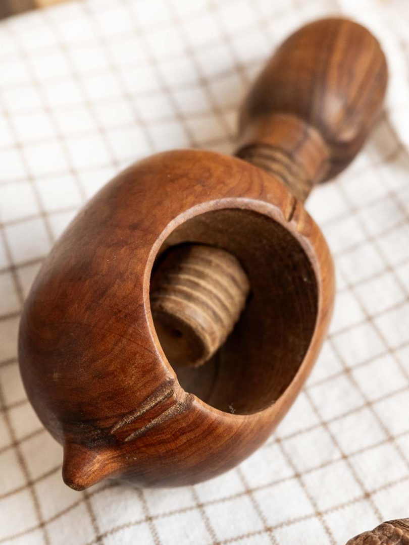 casse noix vintage à vis en bois d'olivier et en forme de noisette