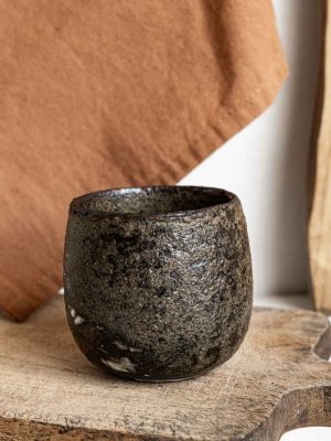 tasse en grès brut texturé