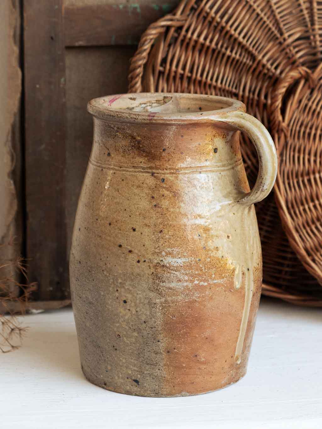 pot ancien en grès avec anse