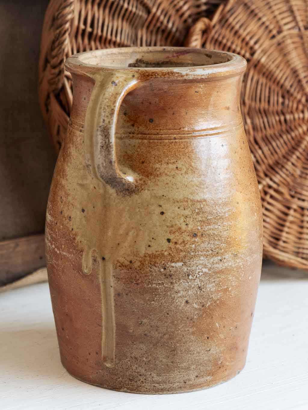 pot ancien en grès avec anse