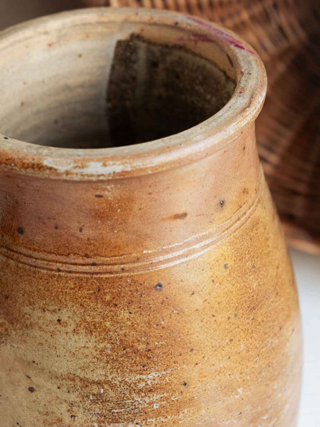 pot ancien en grès avec anse