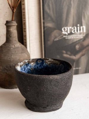 Bol brutaliste en terre chamottée noire et émail bleu