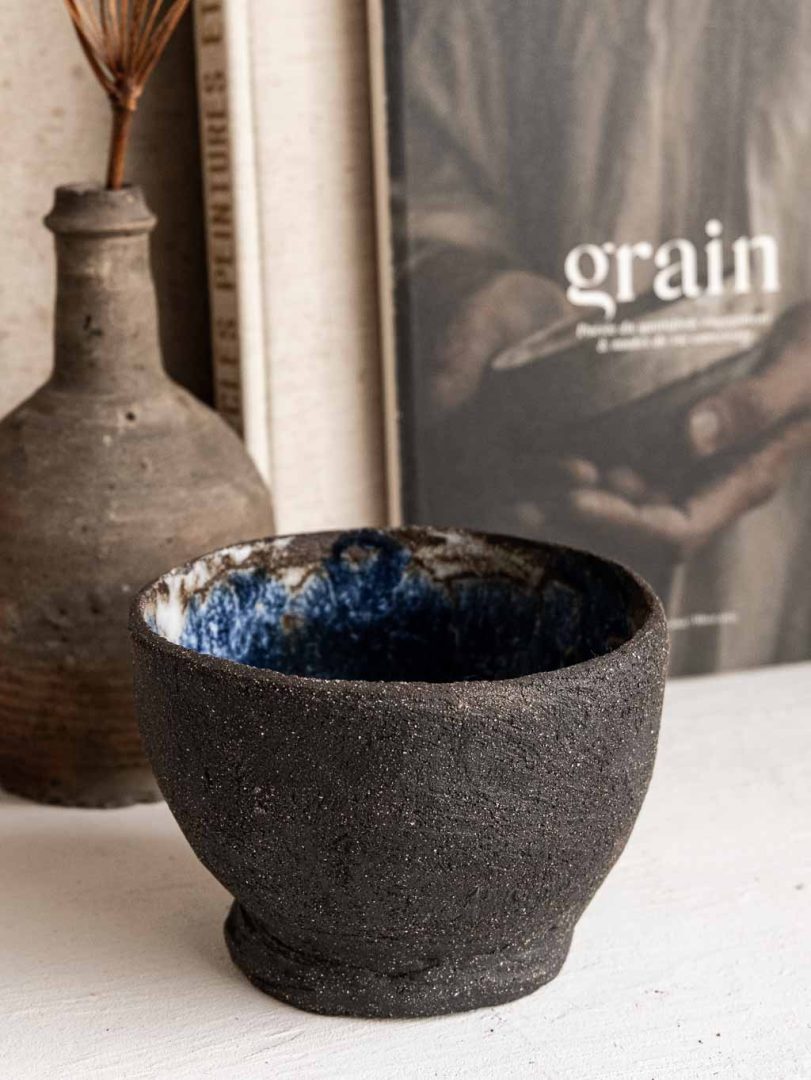 Bol brutaliste en terre chamottée noire et émail bleu
