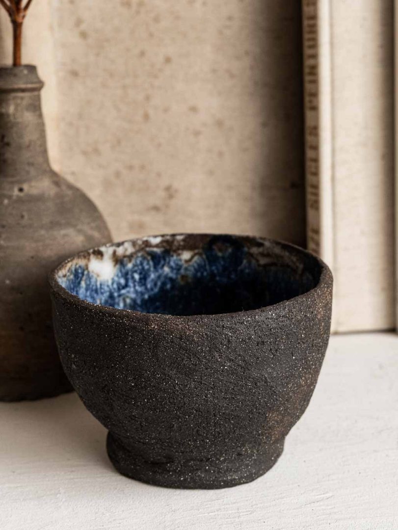 Bol brutaliste en terre chamottée noire et émail bleu