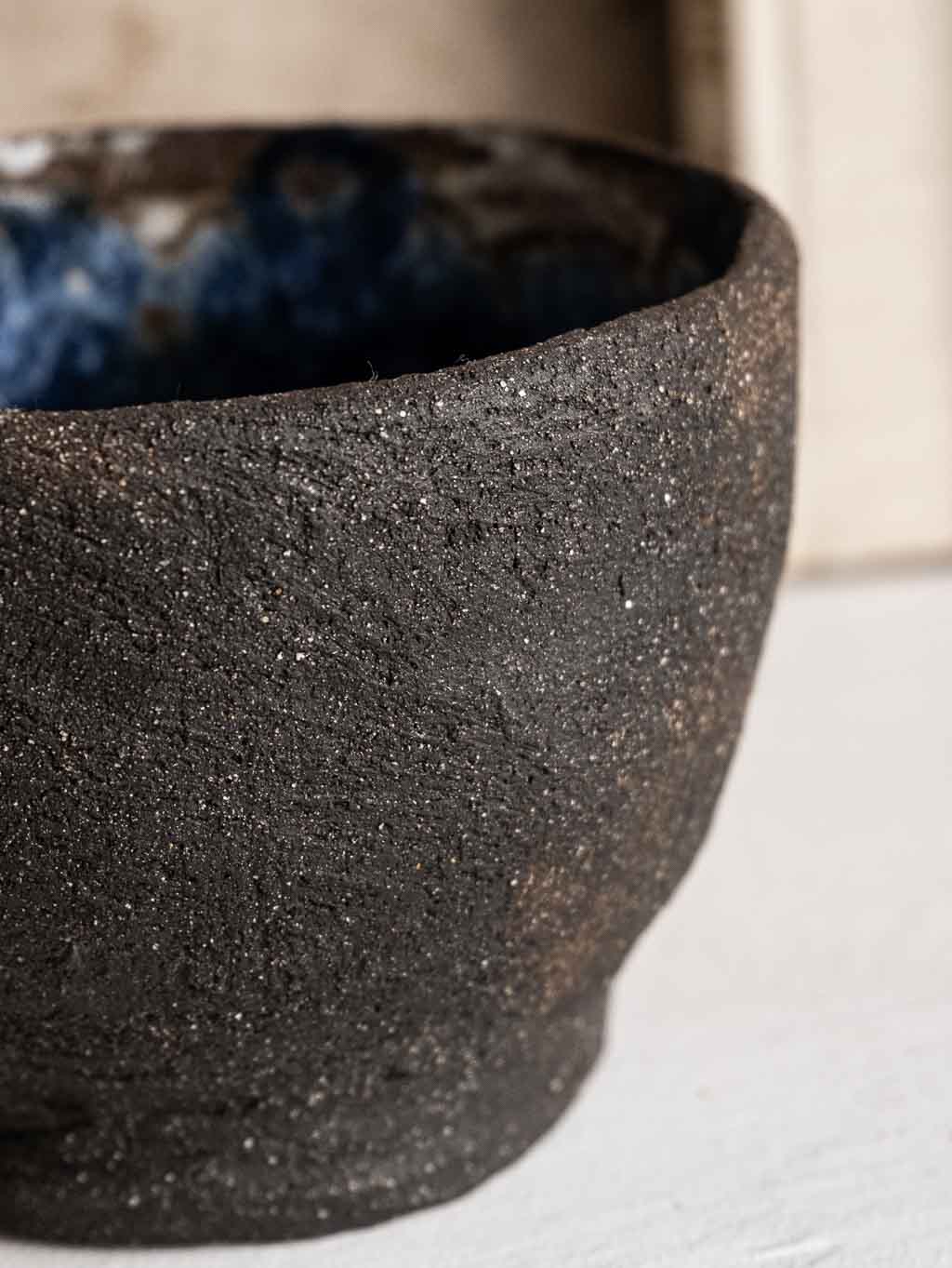 Bol brutaliste en terre chamottée noire et émail bleu