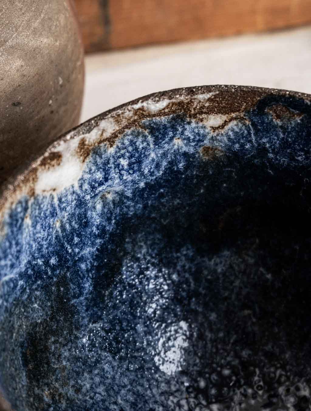 Bol brutaliste en terre chamottée noire et émail bleu