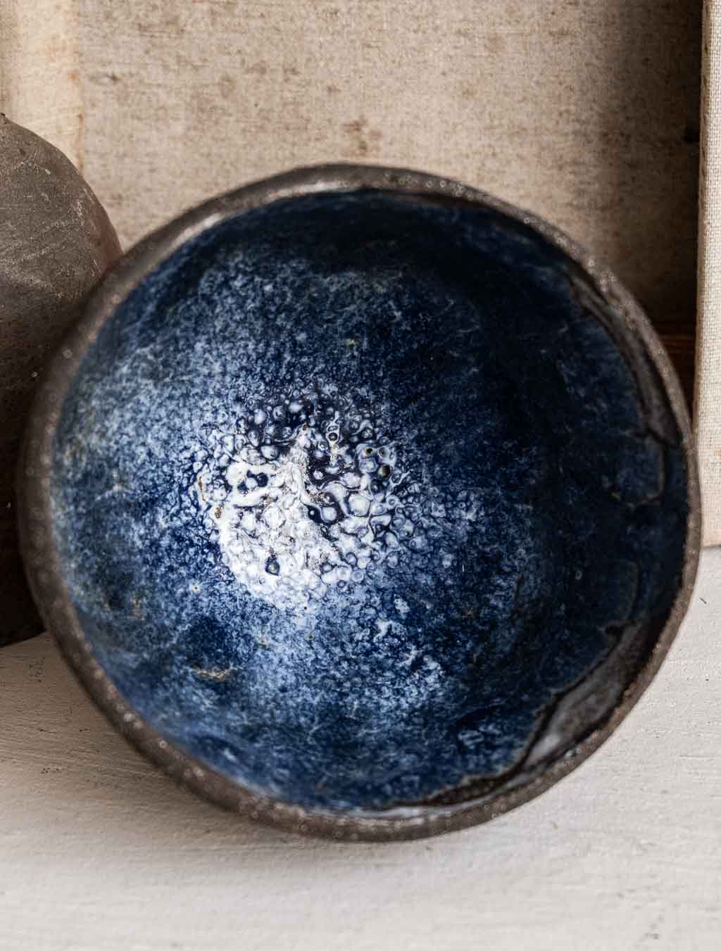 Bol brutaliste en terre chamottée noire et émail bleu