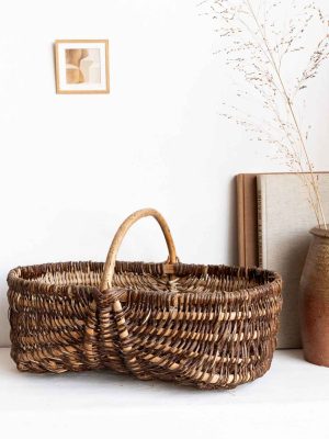 Grand panier ancien en osier avec écorce