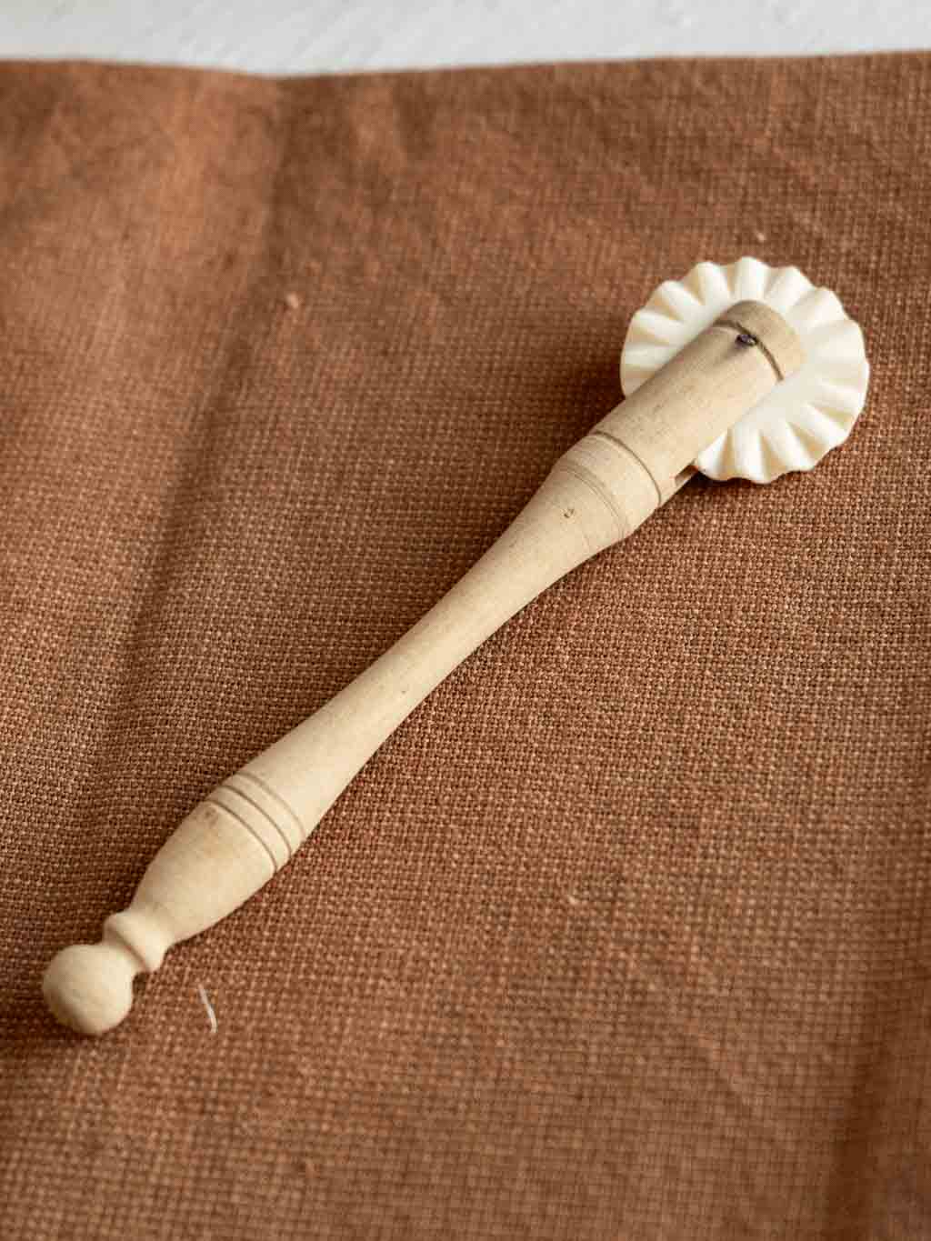 Roulette à pates dentelée