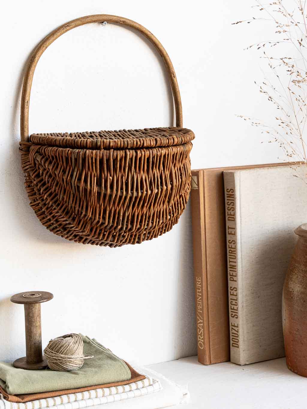 panier mural ancien en osier