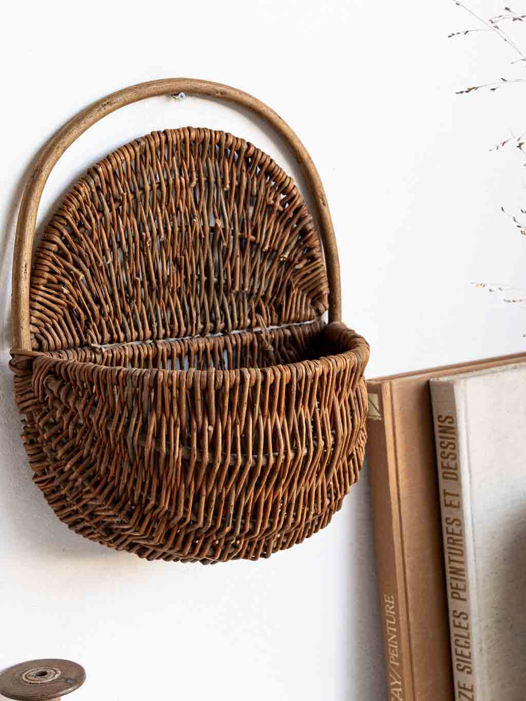 panier mural ancien en osier