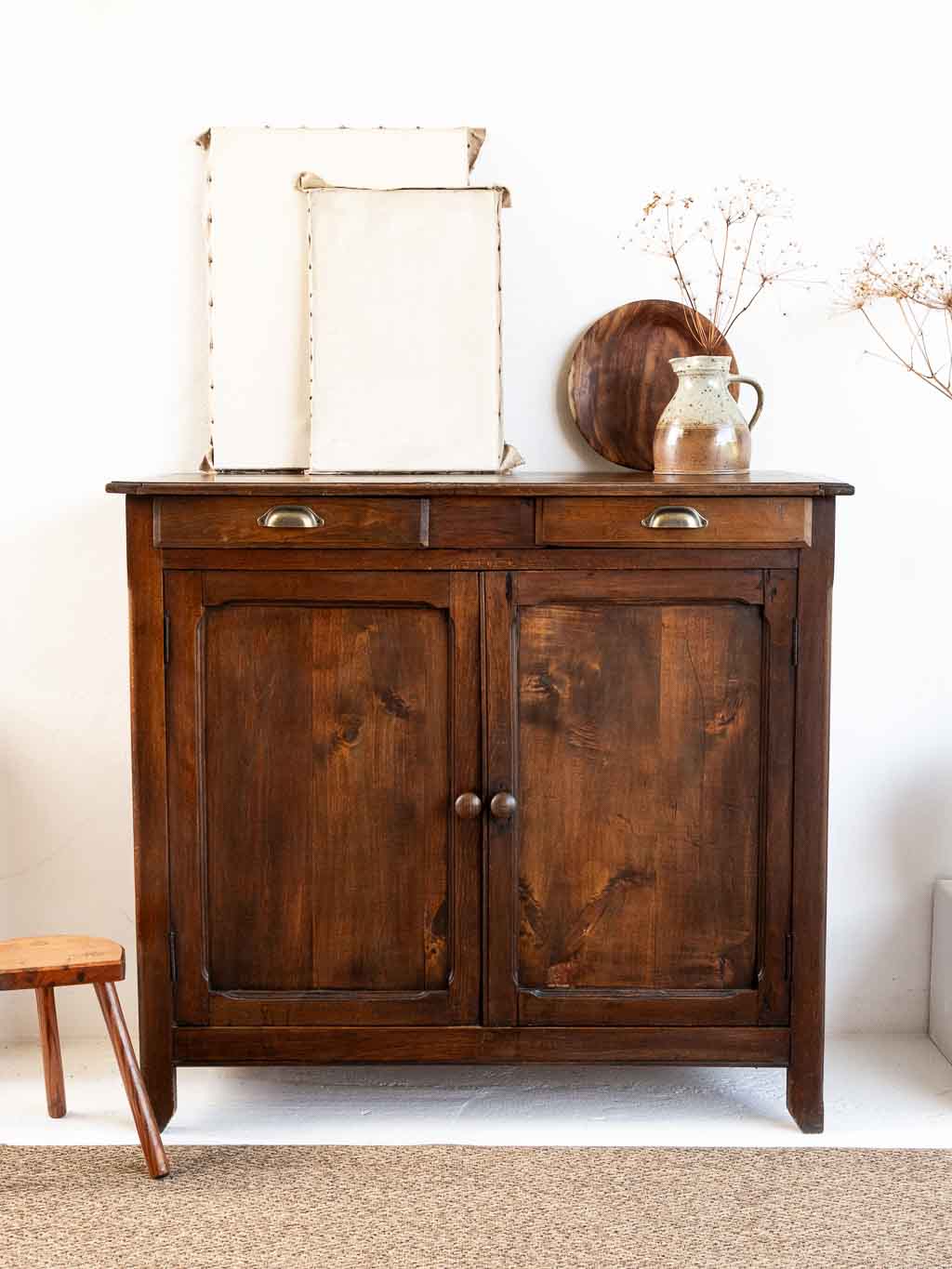 Buffet parisien ancien en bois foncé poignées coquille