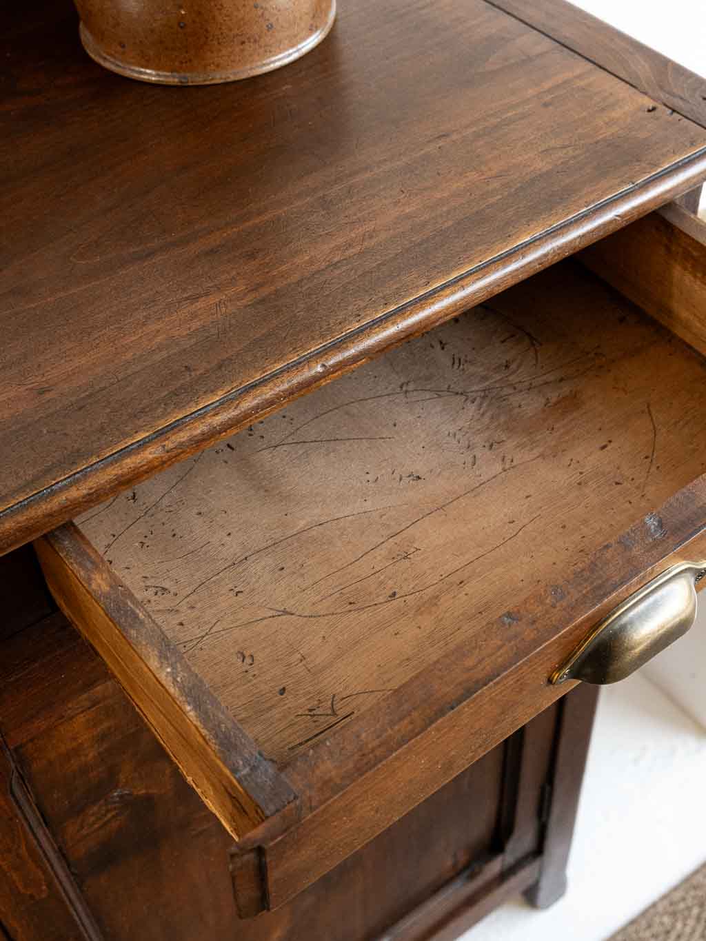 Buffet parisien ancien en bois foncé poignées coquille