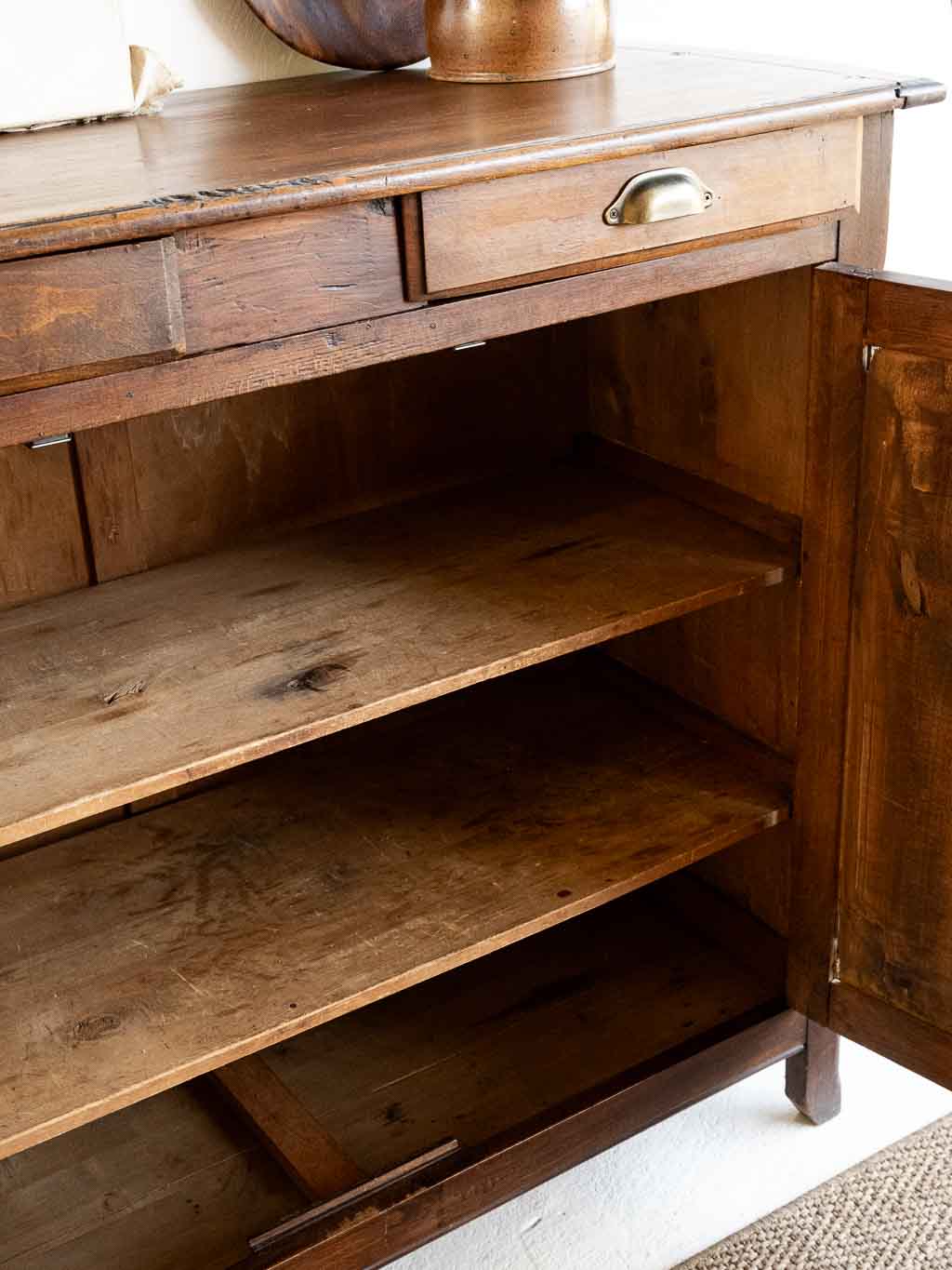 Buffet parisien ancien en bois foncé poignées coquille
