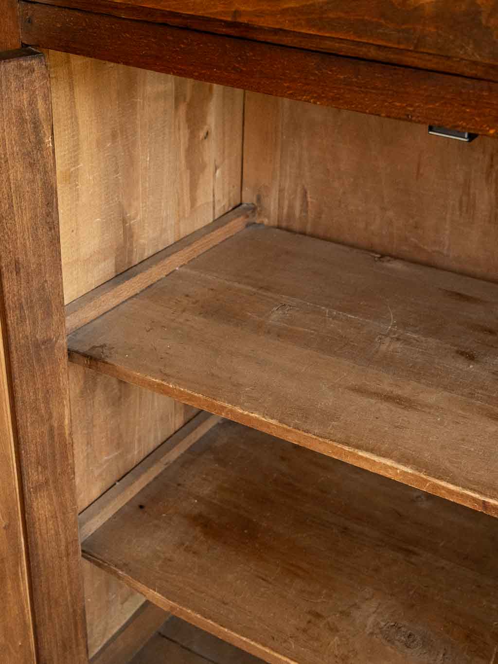 Buffet parisien ancien en bois foncé poignées coquille