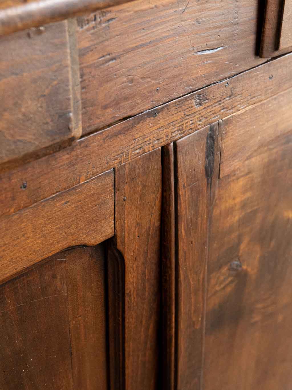 Buffet parisien ancien en bois foncé poignées coquille