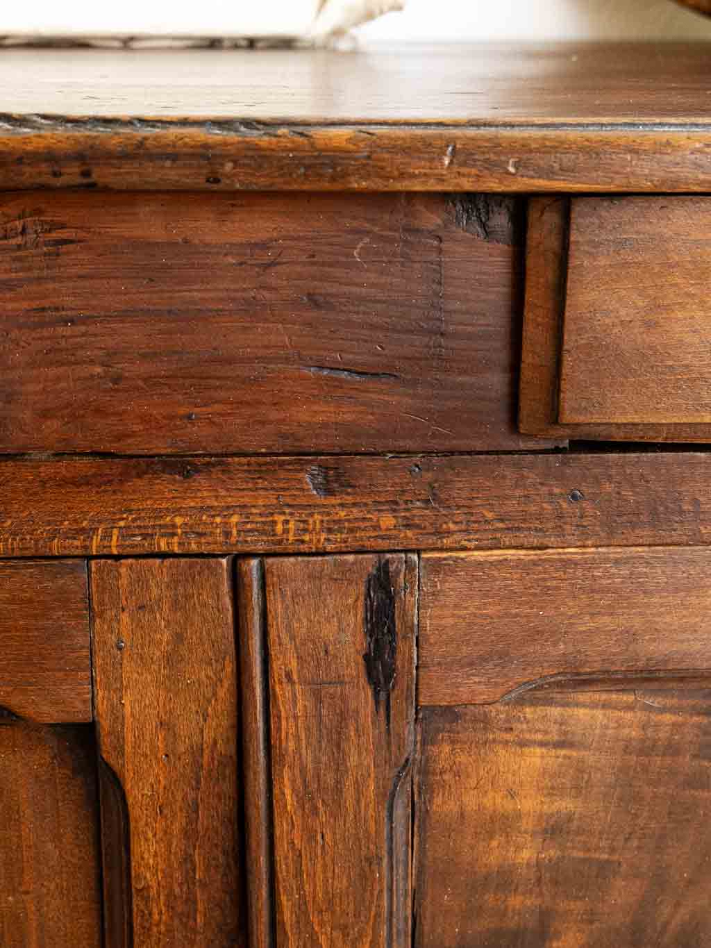 Buffet parisien ancien en bois foncé poignées coquille