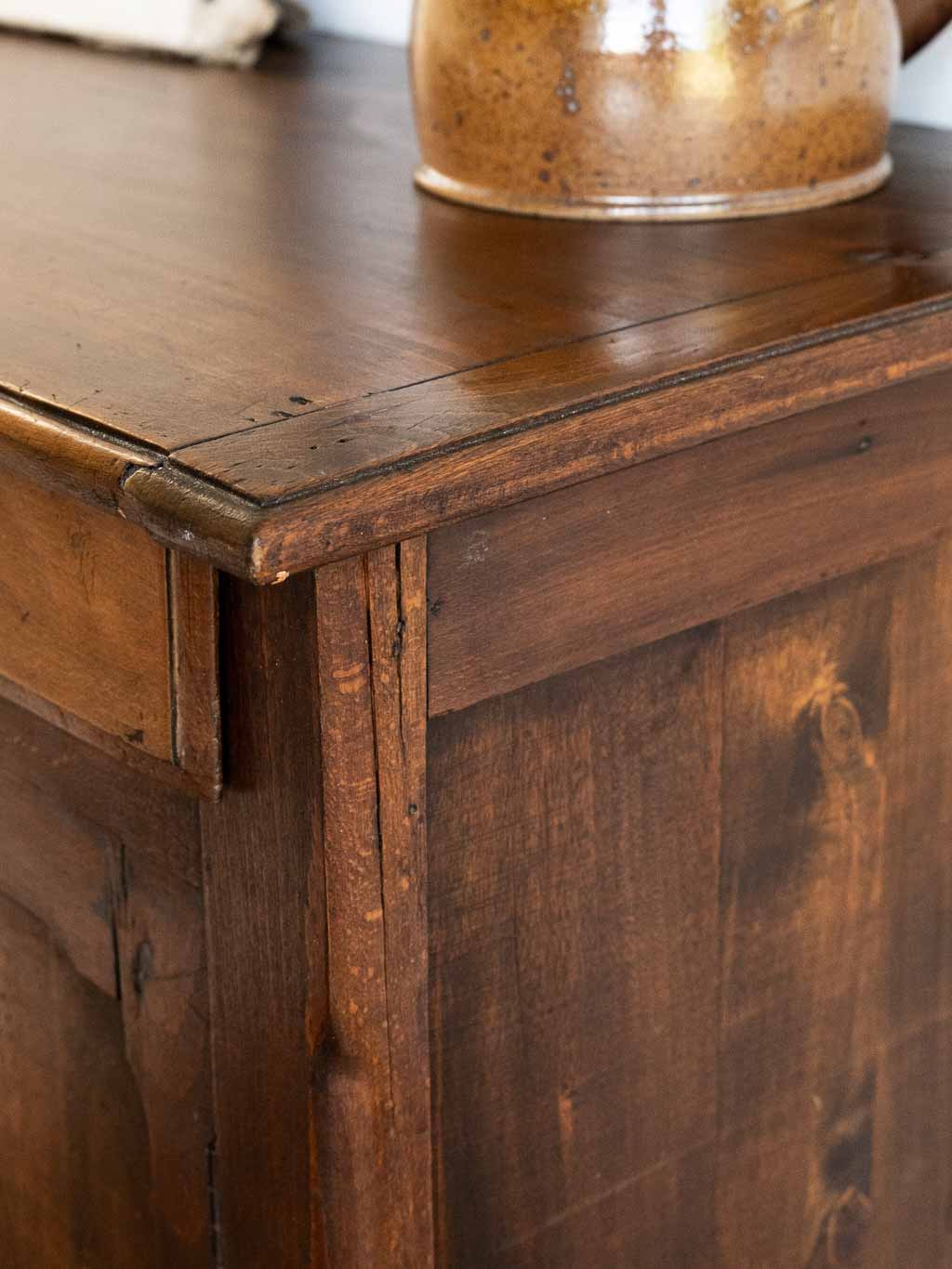 Buffet parisien ancien en bois foncé poignées coquille