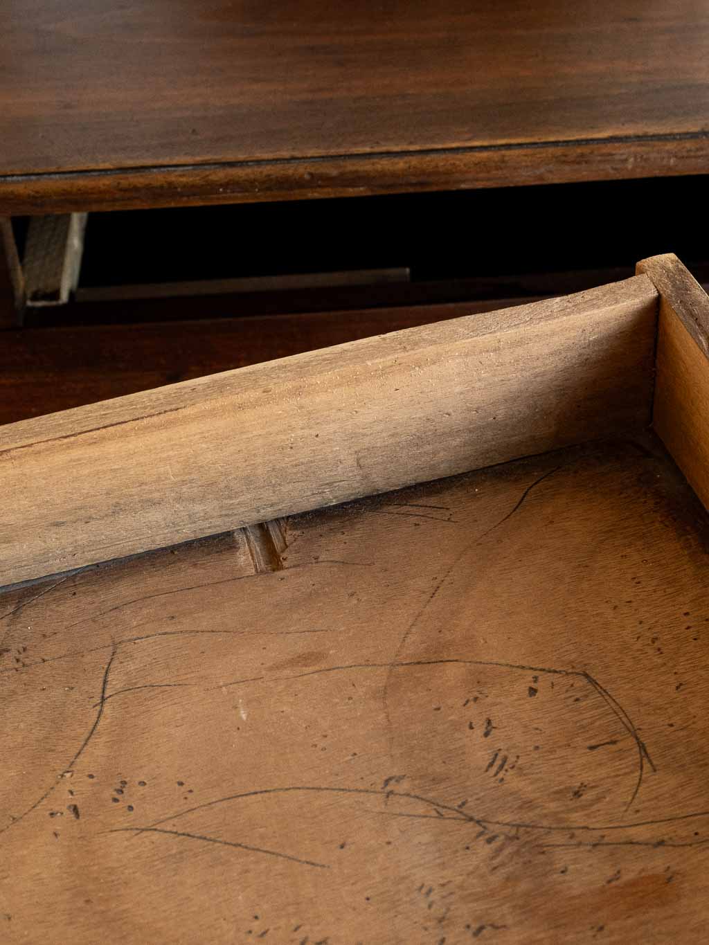 Buffet parisien ancien en bois foncé poignées coquille