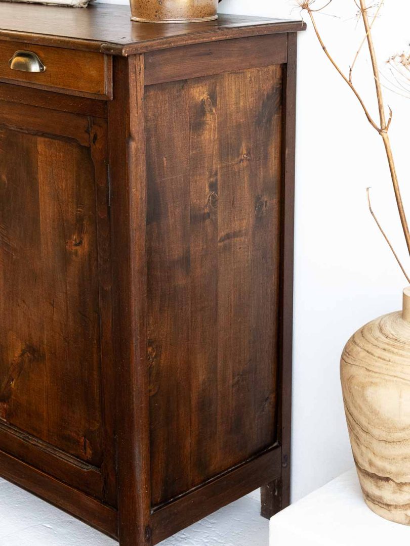 Buffet parisien ancien en bois foncé poignées coquille