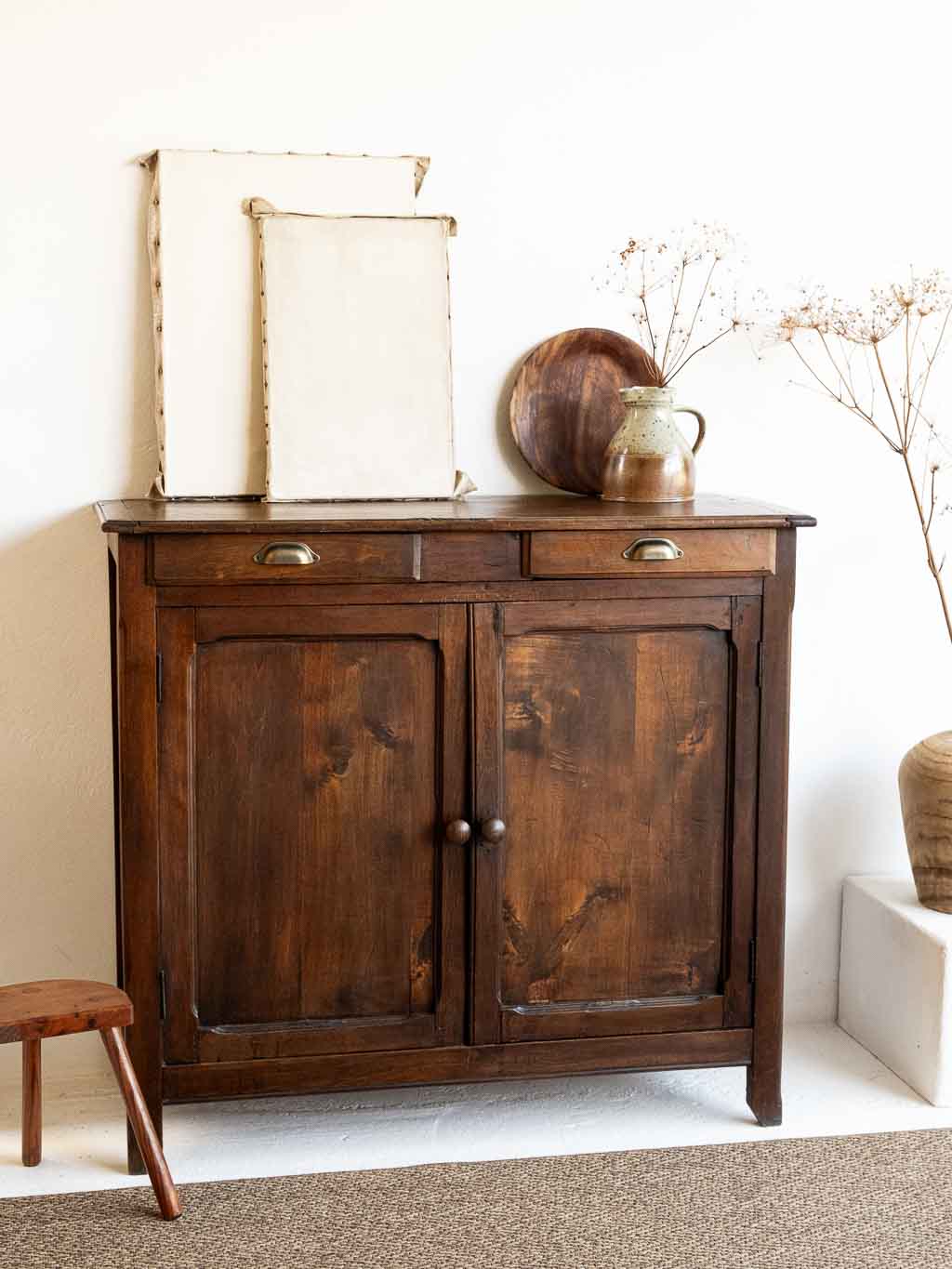 Buffet parisien ancien en bois foncé poignées coquille