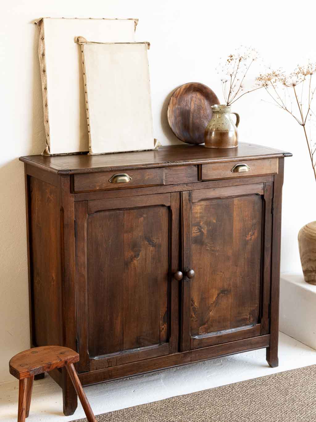 Buffet parisien ancien en bois foncé poignées coquille