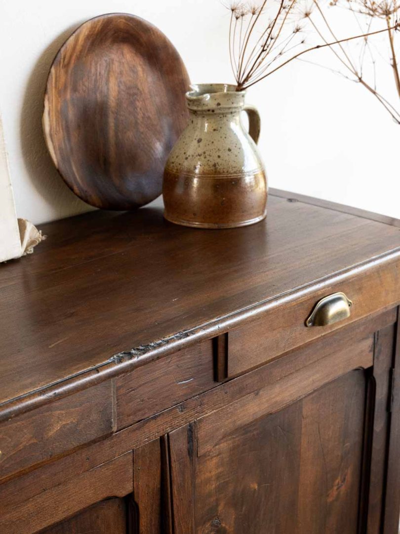 Buffet parisien ancien en bois foncé poignées coquille
