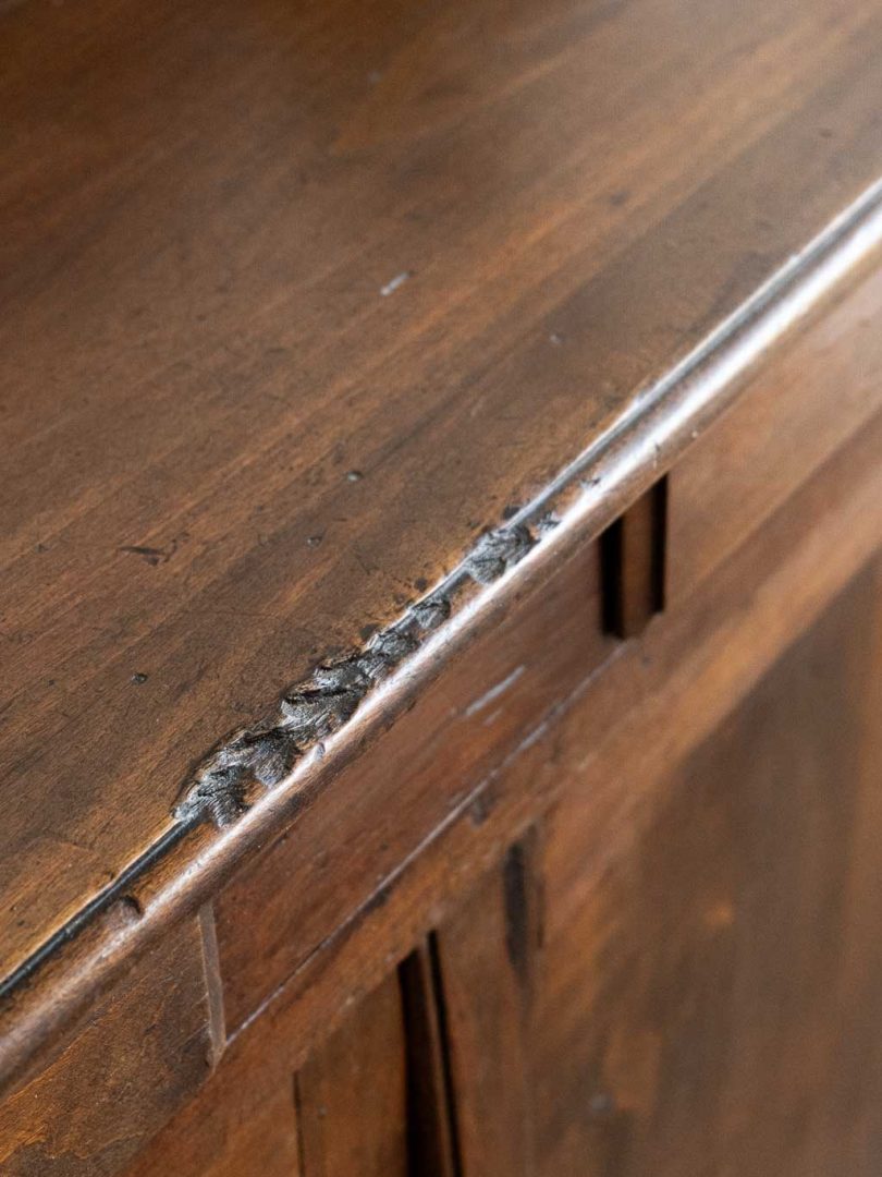 Buffet parisien ancien en bois foncé poignées coquille