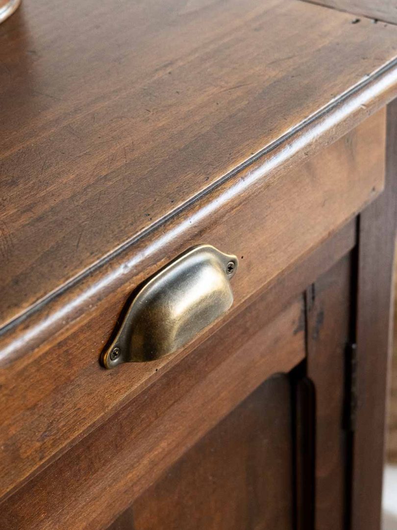Buffet parisien ancien en bois foncé poignées coquille