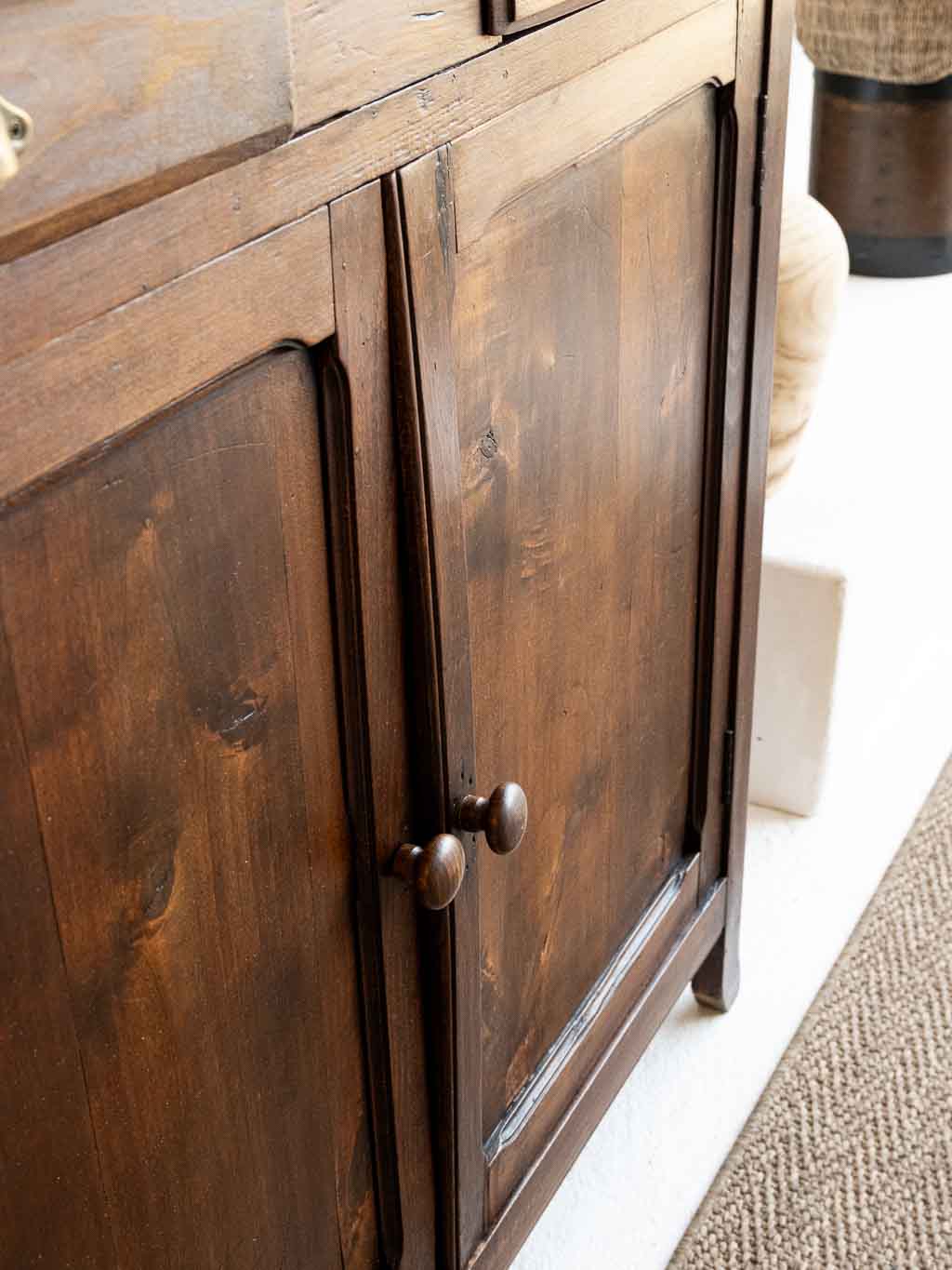 Buffet parisien ancien en bois foncé poignées coquille